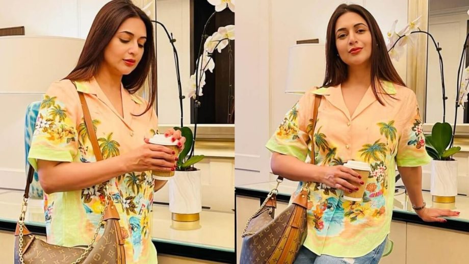 प्रिंटेड शर्ट और डेनिम जींस द्वारा दिव्यांका त्रिपाठी ने सभी को किया मोहित, इतराते हुए दिए किलर पोज प्रिंटेड शर्ट और डेनिम जींस द्वारा दिव्यांका त्रिपाठी ने सभी को किया मोहित, इतराते हुए दिए किलर पोज