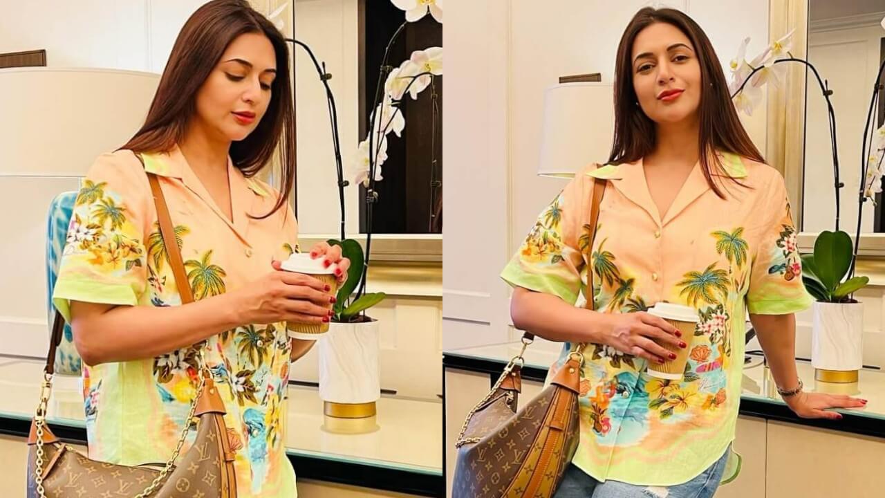 प्रिंटेड शर्ट और डेनिम जींस द्वारा दिव्यांका त्रिपाठी ने सभी को किया मोहित, इतराते हुए दिए किलर पोज