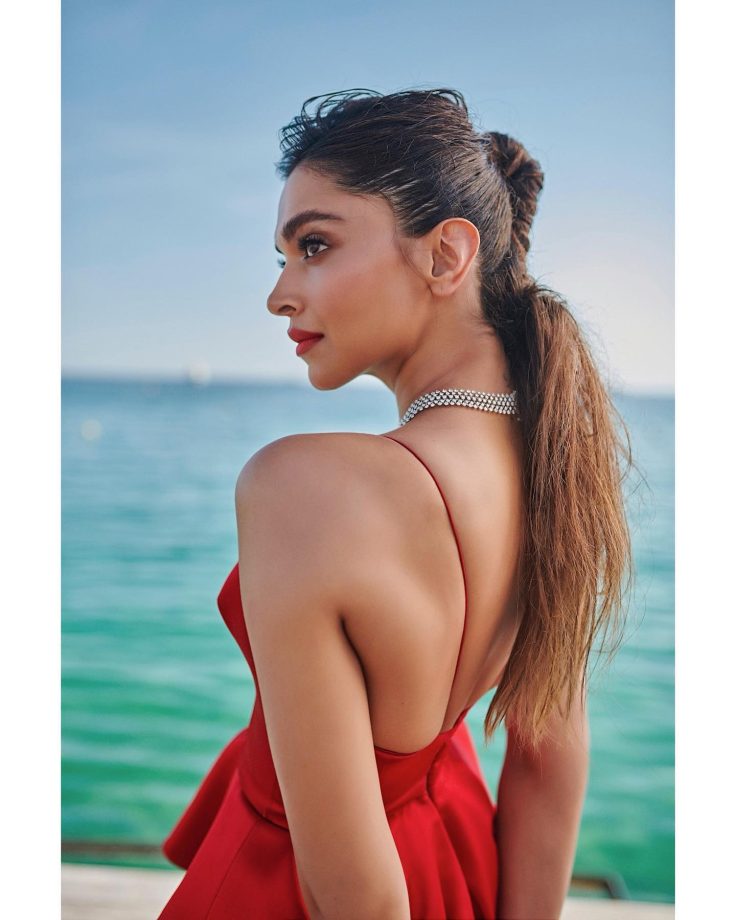 Deepika Padukone VS Nayanthara: फ़्लोर-स्वीपिंग रफ़ल गाउन लुक द्वारा जवान अभिनेत्रियों ने जीता फैंस का दिल 28400