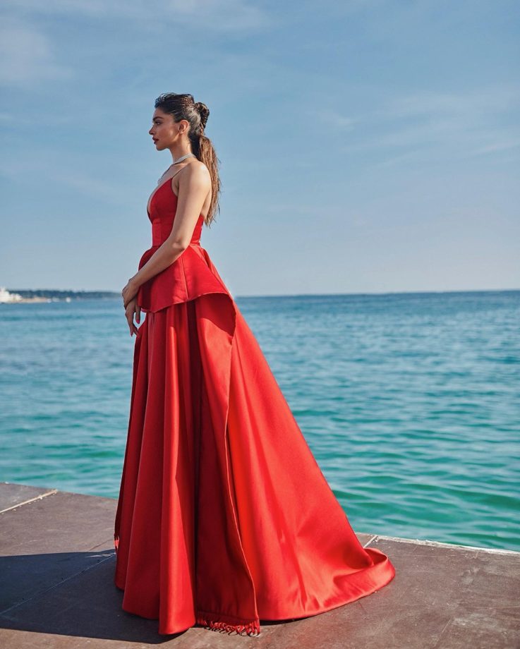 Deepika Padukone VS Nayanthara: फ़्लोर-स्वीपिंग रफ़ल गाउन लुक द्वारा जवान अभिनेत्रियों ने जीता फैंस का दिल 28399