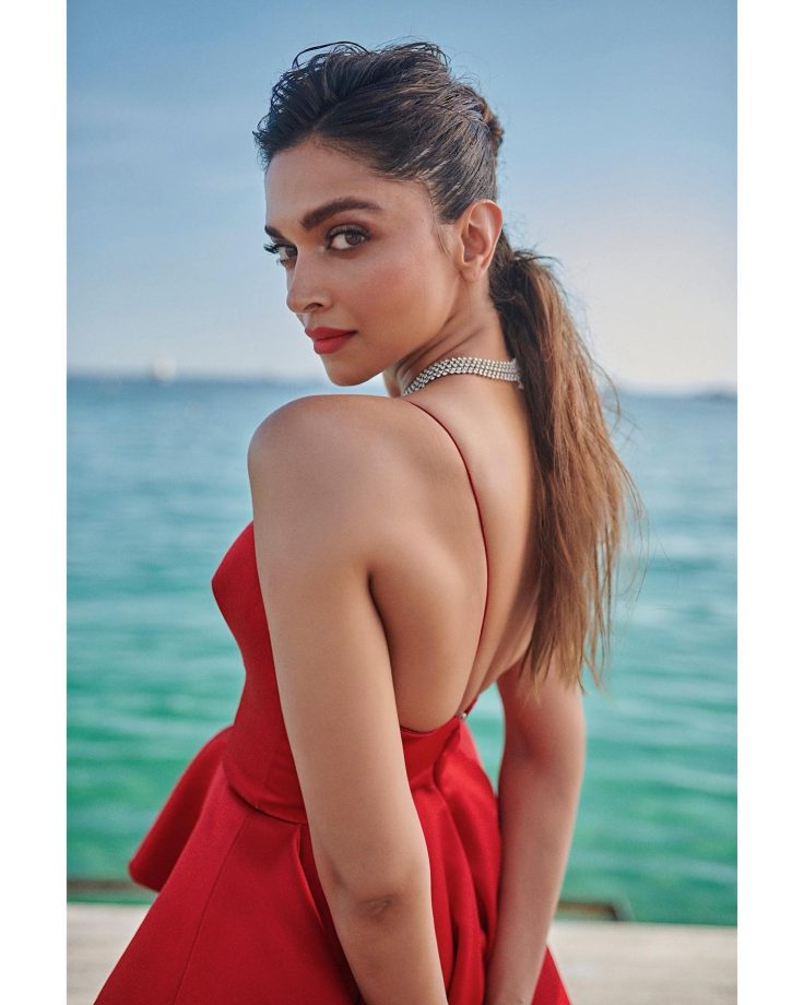 Deepika Padukone VS Nayanthara: फ़्लोर-स्वीपिंग रफ़ल गाउन लुक द्वारा जवान अभिनेत्रियों ने जीता फैंस का दिल 28398