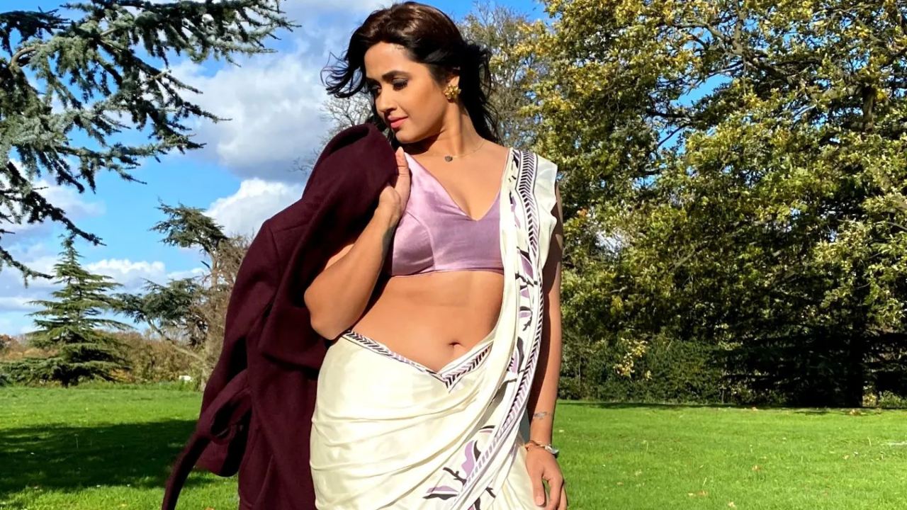 काजल राघवानी ने डीप नेक ब्लाउज में दिखाया हुस्न, साटन की साड़ी में दिया कातिलाना पोज़