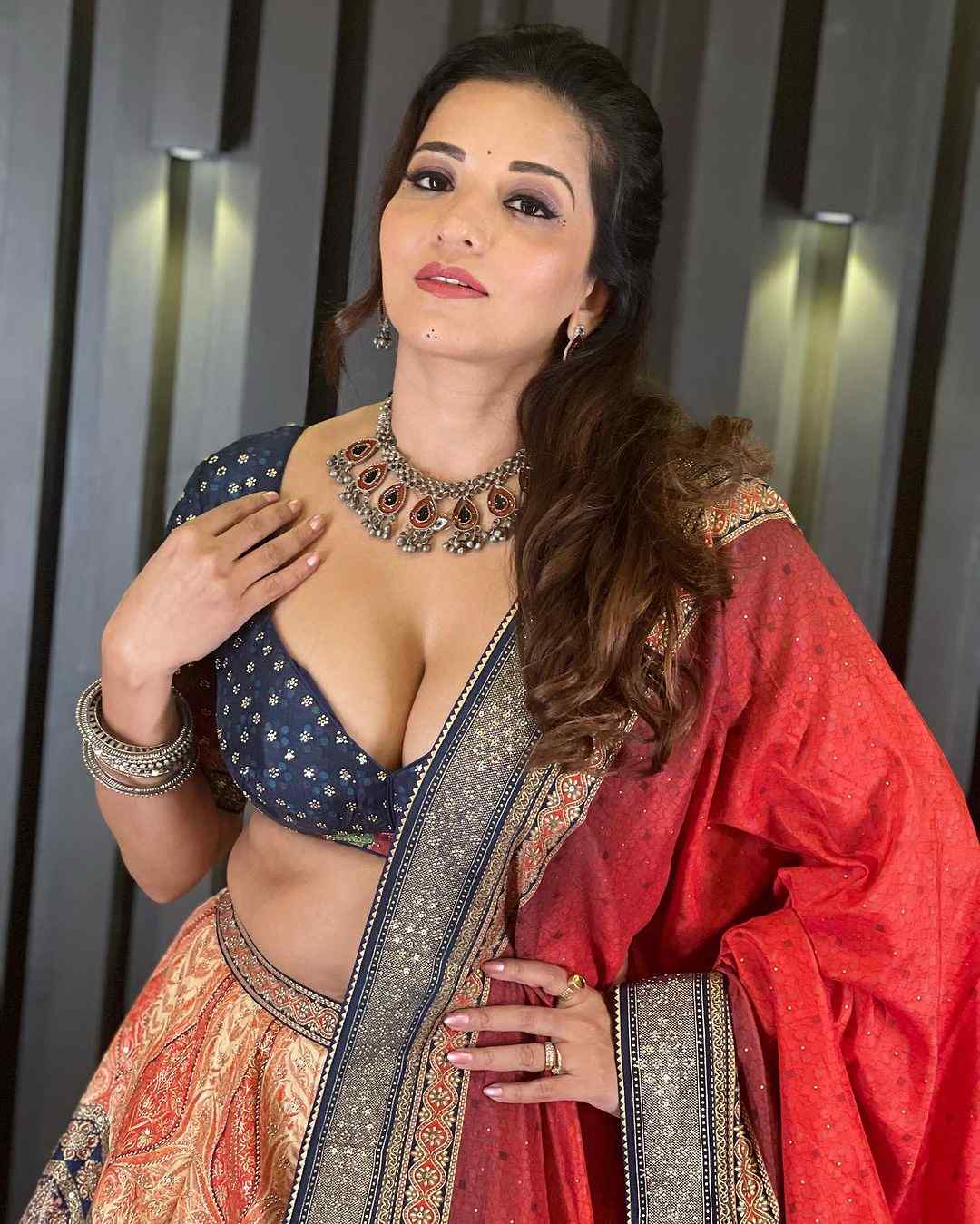 डीप नेक ब्लाउज के साथ रंग बिरंगे लहंगे में धमाल मचा रही है मोनालिसा, देखे हसीन अदाएं 33525