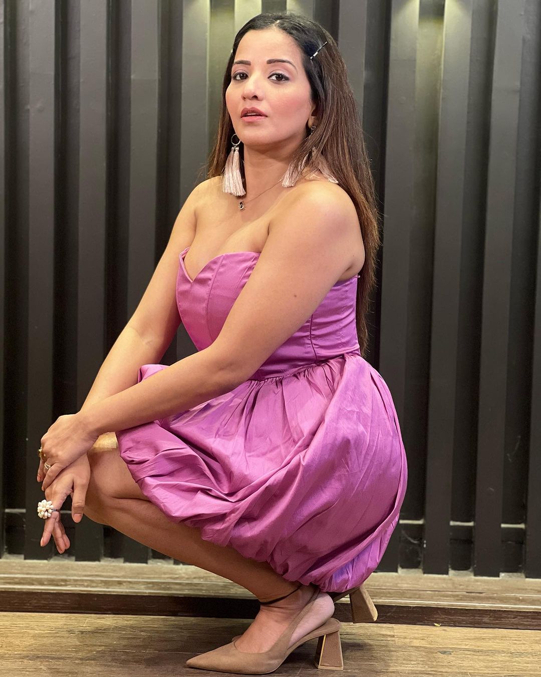 स्ट्रैपलेस मिनी ड्रेस में मोनालिसा का दिखा ग्लैमर, खुबसूरती पर फिदा हुए फैंस 31870
