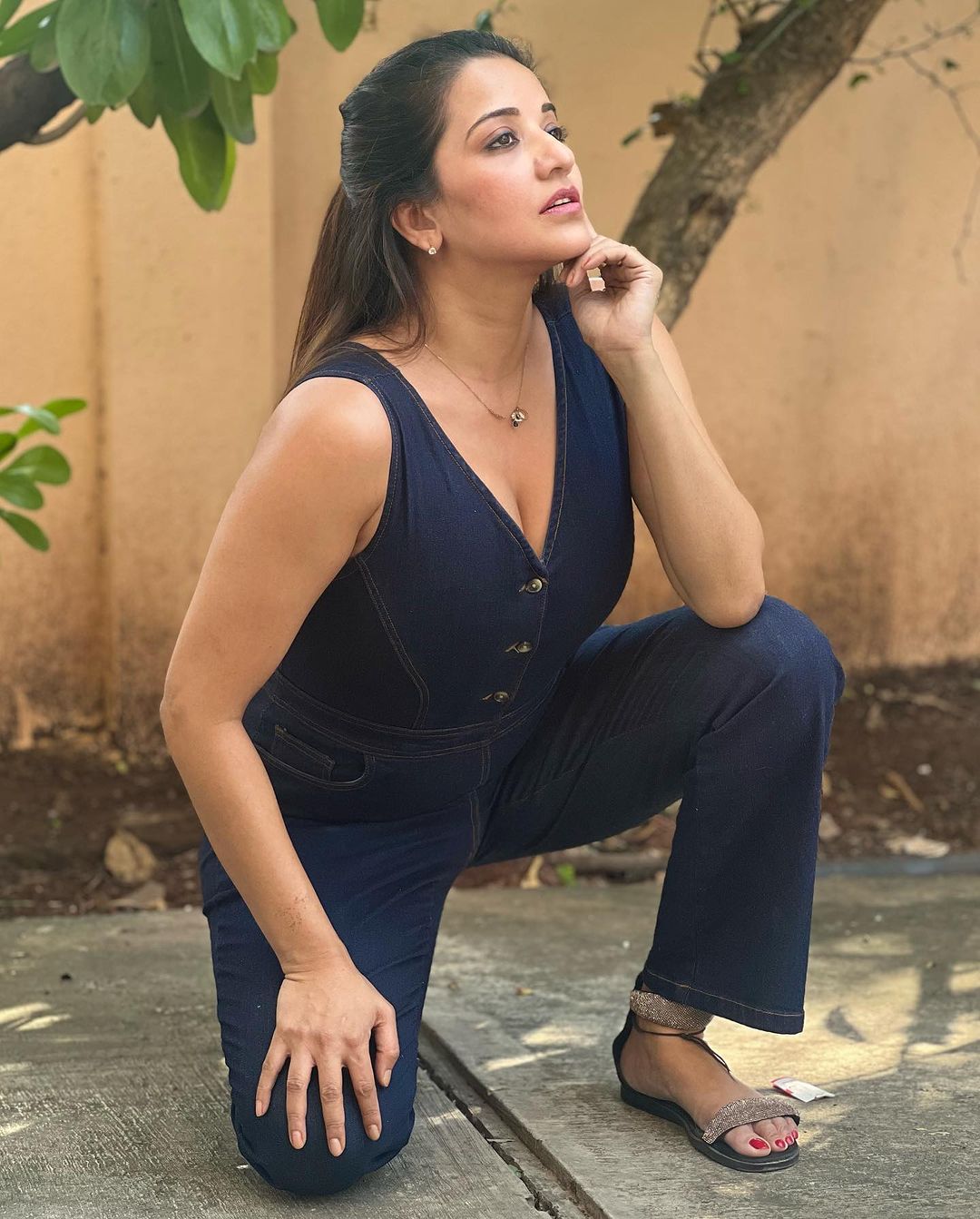क़ातिलाना पोज़ से सभी के होश उड़ा रही है मोनालिसा, देखे डेनिम जंपसूट लुक 32569