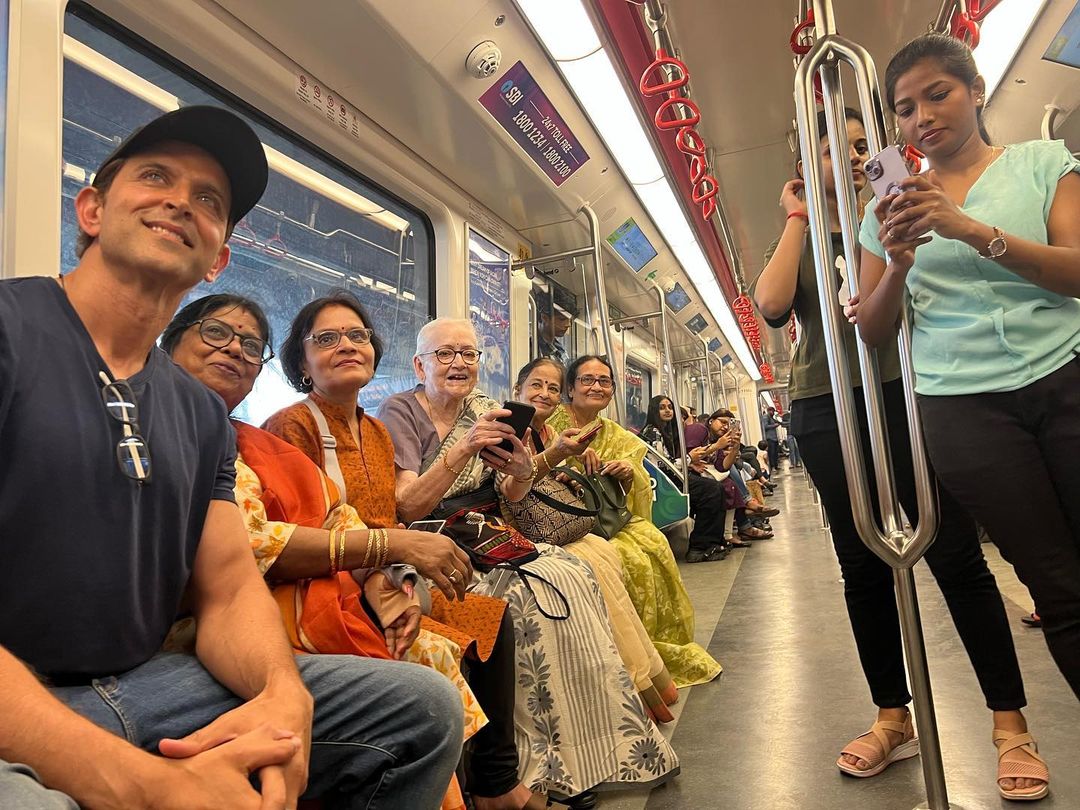 ऋतिक रोशन ने अपने फैंस को दिया बड़ा सरप्राइज, मुंबई मेट्रो में किया सफर 32517