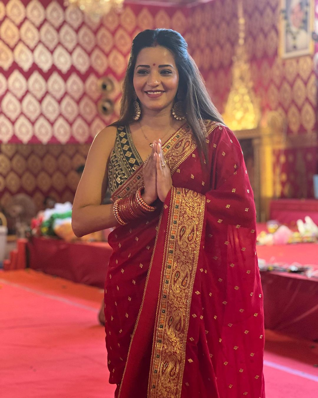 कढ़ाई दार साड़ी में लिपटी मोनालिसा ने इंटरनेट पर मचाई धूम, देखें ग्लैमरस अदाएं 33892