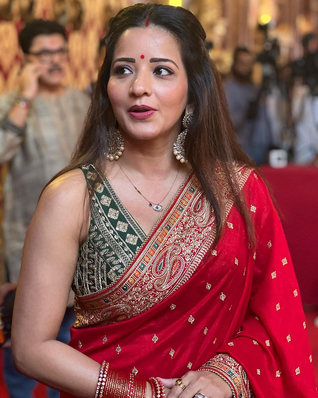 कढ़ाई दार साड़ी में लिपटी मोनालिसा ने इंटरनेट पर मचाई धूम, देखें ग्लैमरस अदाएं 33894
