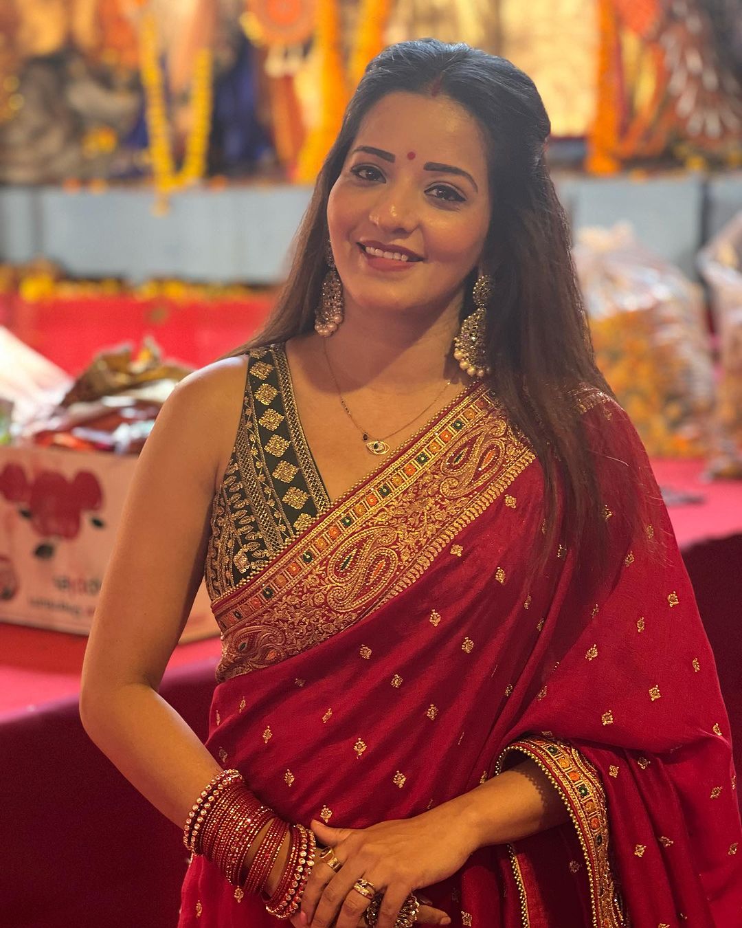 कढ़ाई दार साड़ी में लिपटी मोनालिसा ने इंटरनेट पर मचाई धूम, देखें ग्लैमरस अदाएं 33893