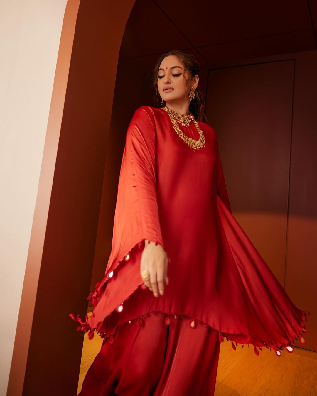 कफ्तान कुर्ता के साथ सोनाक्षी सिन्हा ने सजाया हैवी ज्वेलरी, देखने वाले हुए हैरान 33749