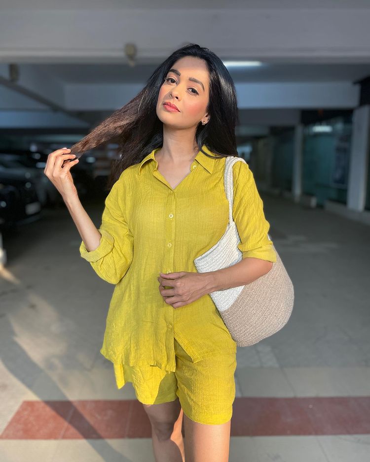Kumkum Bhagya की Prachi उर्फ मुग्धा चाफेकर ने अपने को-ओर्ड सेट से बिखेरा ग्लैमर, देखें हसीना अदाएं 34420