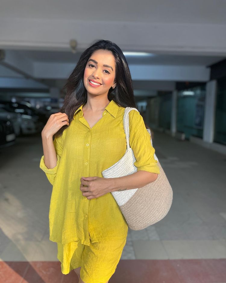 Kumkum Bhagya की Prachi उर्फ मुग्धा चाफेकर ने अपने को-ओर्ड सेट से बिखेरा ग्लैमर, देखें हसीना अदाएं 34421