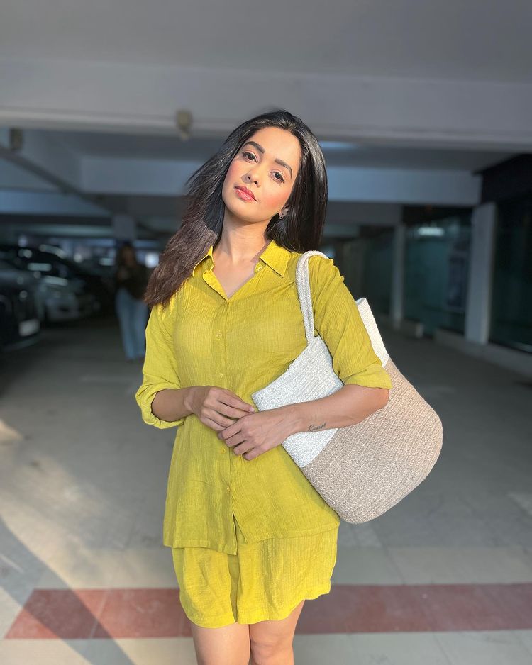 Kumkum Bhagya की Prachi उर्फ मुग्धा चाफेकर ने अपने को-ओर्ड सेट से बिखेरा ग्लैमर, देखें हसीना अदाएं 34422