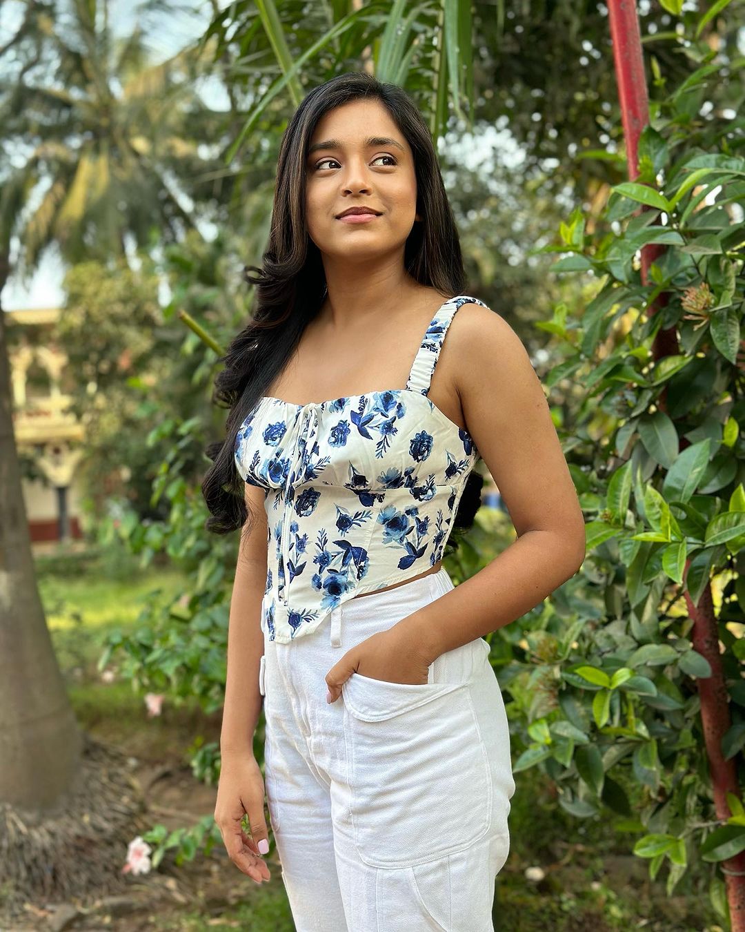 फ्लोरल प्रिंटेड क्रॉप- टॉप में कहर ढा रही है सुंबुल तौकीर खान, देखे प्यारी तस्वीरे 34688