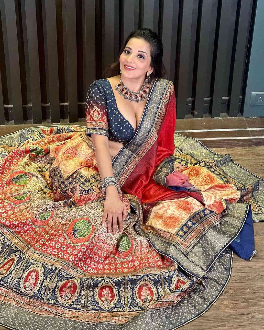 डीप नेक ब्लाउज के साथ रंग बिरंगे लहंगे में धमाल मचा रही है मोनालिसा, देखे हसीन अदाएं 33523
