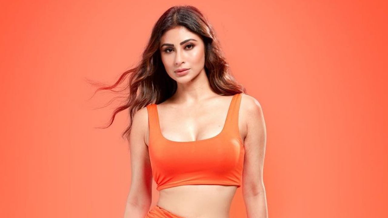 मौनी रॉय ने ऑरेंज क्रॉप-टॉप से इंटरनेट पर बढ़ाई गर्मी, देखे बोल्ड अवतार