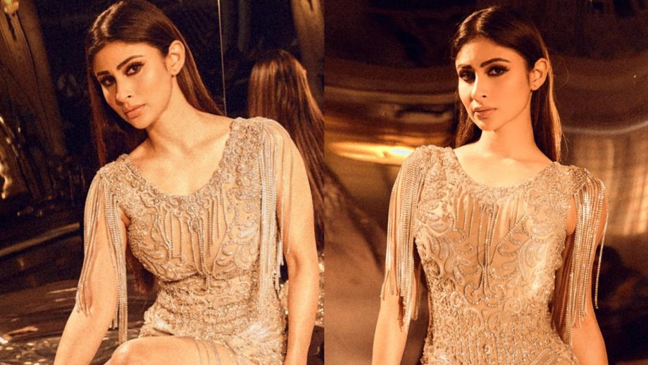 ग्लिटरी मिनी ड्रेस में आग का गोला लग रही है मौनी रॉय, हसीन दिलरुबा पर फ़िदा हुए यूज़र्स