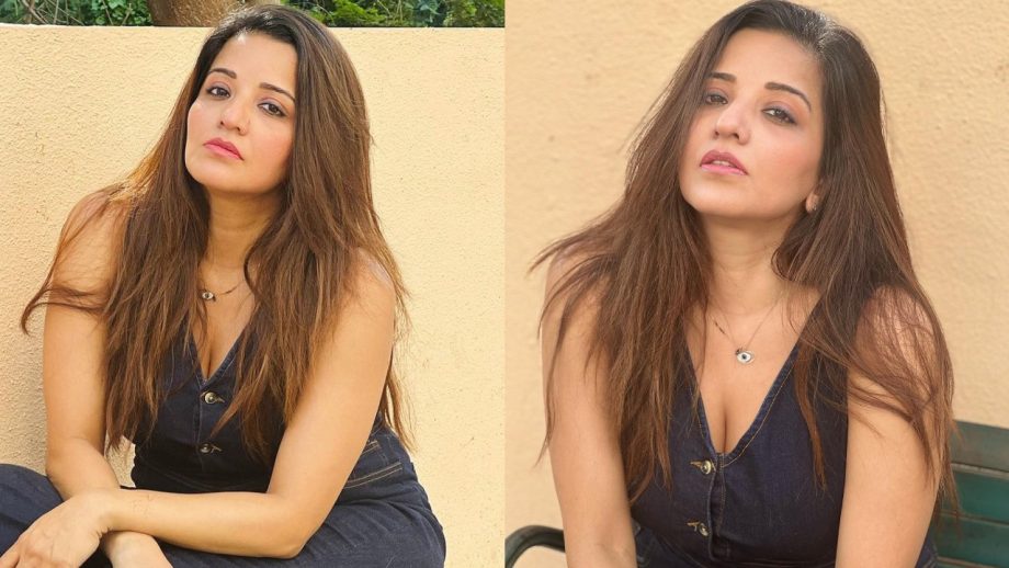 क़ातिलाना पोज़ से सभी के होश उड़ा रही है मोनालिसा, देखे डेनिम जंपसूट लुक क़ातिलाना पोज़ से सभी के होश उड़ा रही है मोनालिसा, देखे डेनिम जंपसूट लुक
