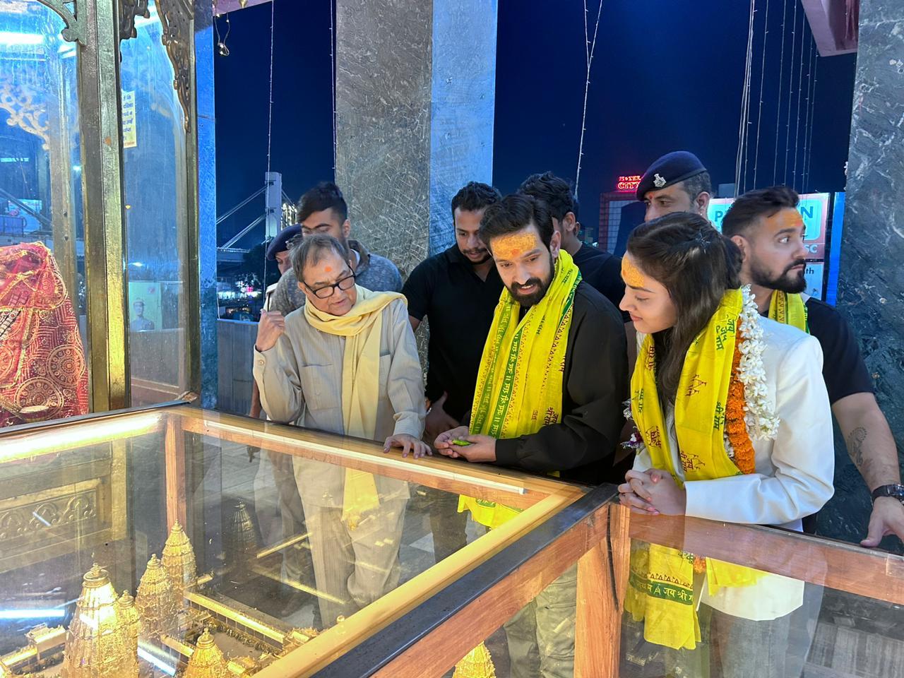 मिर्जापुर के बबलू पंडित उर्फ विक्रांत मैसी अपनी फिल्म 12वीं फेल को प्रोमोट करने पटना के प्राचीन हनुमान मंदिर और मरीन ड्राइव पहुंचे! 33379