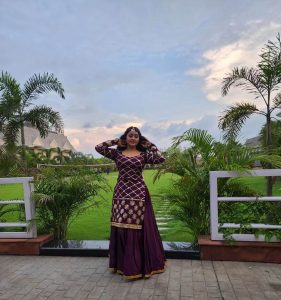 Kajal Raghwani Vs Monalisa: शरारा ड्रेस में हसीनाओं ने दिखाया ग्लैमरस अदाएं, किसका लुक सबसे लाजवाब? 34218