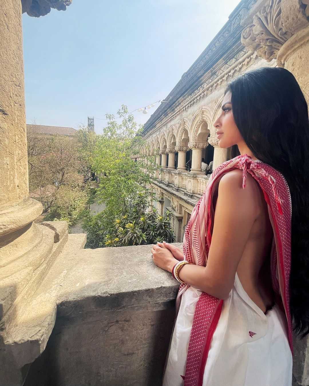 बिना ब्लाउज के सफेद बंगाली साड़ी में मौनी रॉय ने लगाया बोल्डनेस का तड़का, फैन्स के उड़े होश 32697