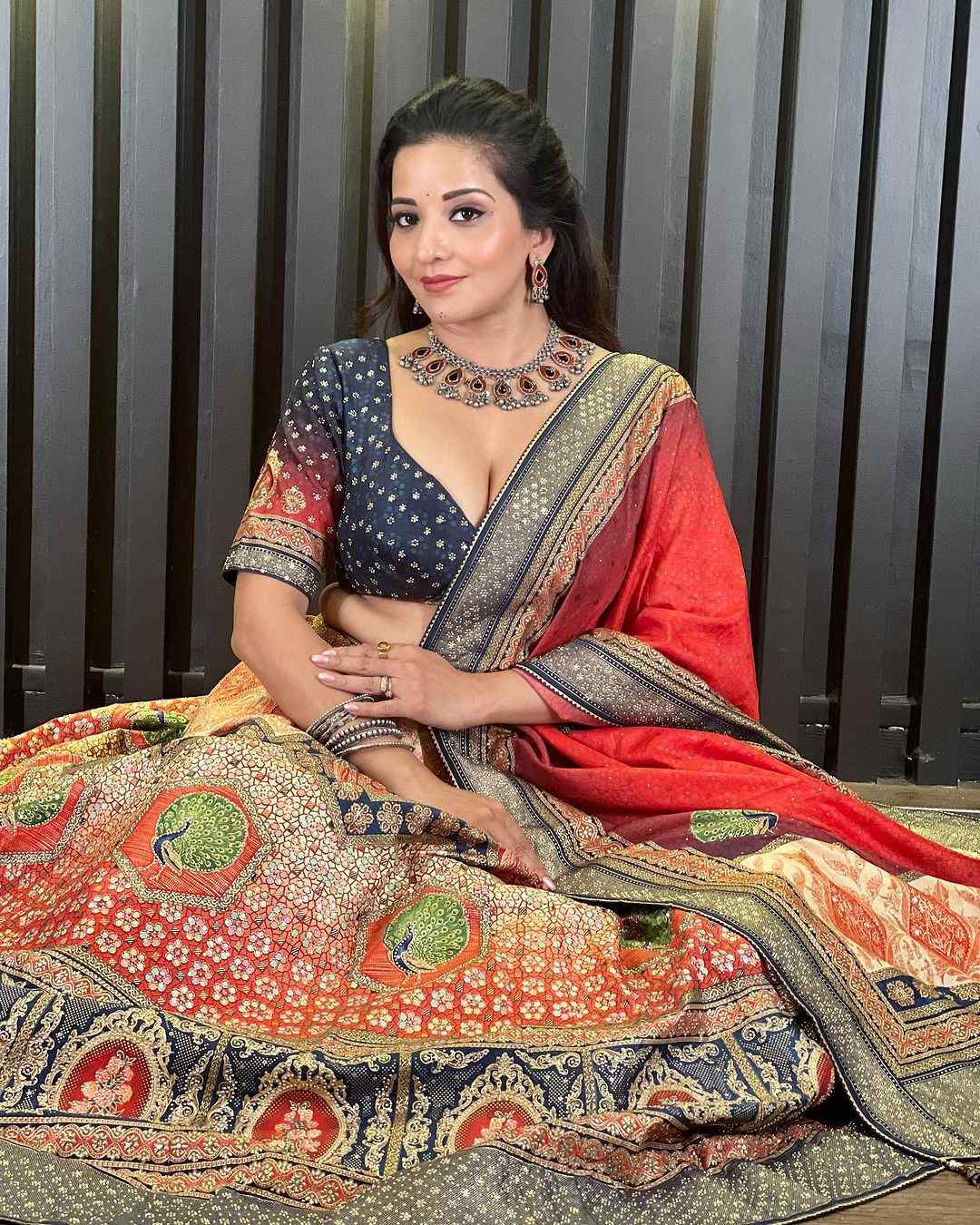 डीप नेक ब्लाउज के साथ रंग बिरंगे लहंगे में धमाल मचा रही है मोनालिसा, देखे हसीन अदाएं 33526