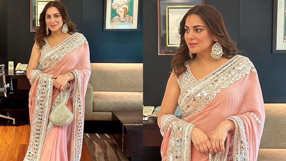 ग्लिटरी साड़ी में मौनी रॉय और श्रद्धा आर्या ने दिखाया अपने हुस्न का करिश्मा, खूबसूरती के चक्कर में फंसे यूजर्स 34557
