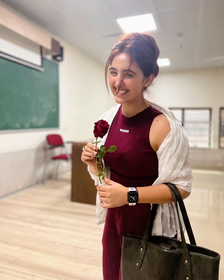 अशनूर कौर ने गुलाब के साथ शेयर किया हसीन पोस्ट, केजुअल लुक ने बढ़ाई सभी की धड़कने 35147