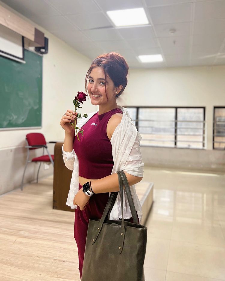 अशनूर कौर ने गुलाब के साथ शेयर किया हसीन पोस्ट, केजुअल लुक ने बढ़ाई सभी की धड़कने 35148