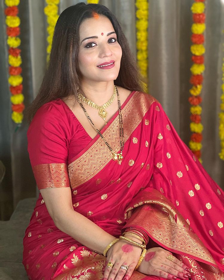 भोजपुरी क्वीन मोनालिसा ने बेहद निराले अंदाज में मनाया करवा चौथ, देखे सबूत 34832