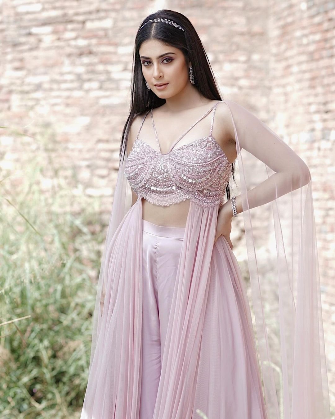 Bigg Boss फेम Isha Malviya ने लगाया ग्लैमर का तड़का, देखे हसीन अदाएं 36248