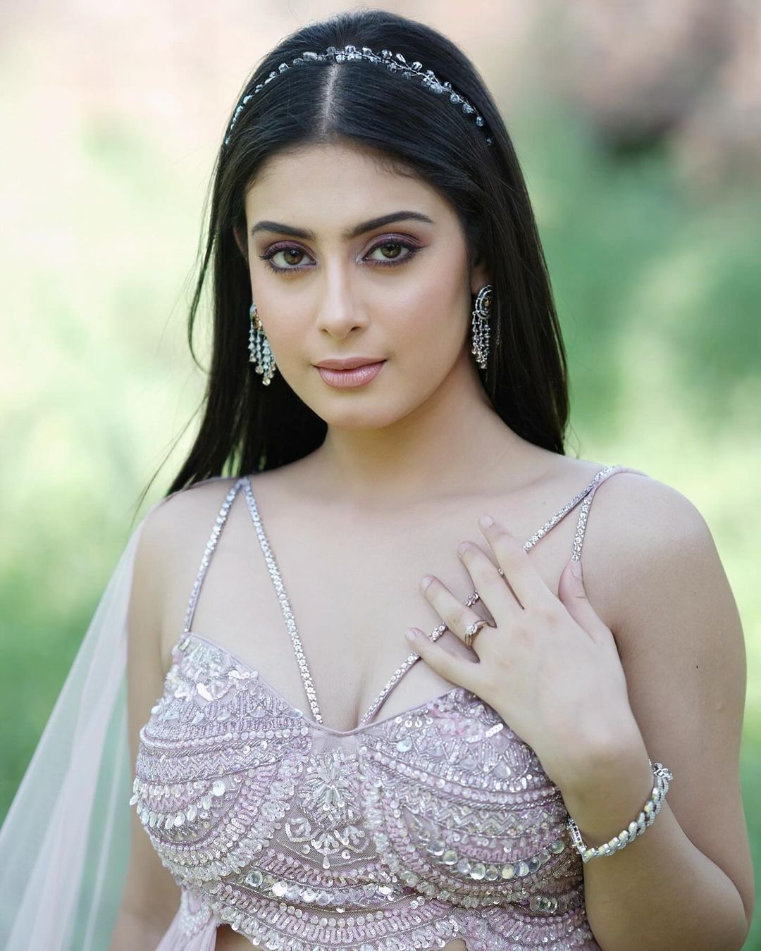 Bigg Boss फेम Isha Malviya ने लगाया ग्लैमर का तड़का, देखे हसीन अदाएं 36247