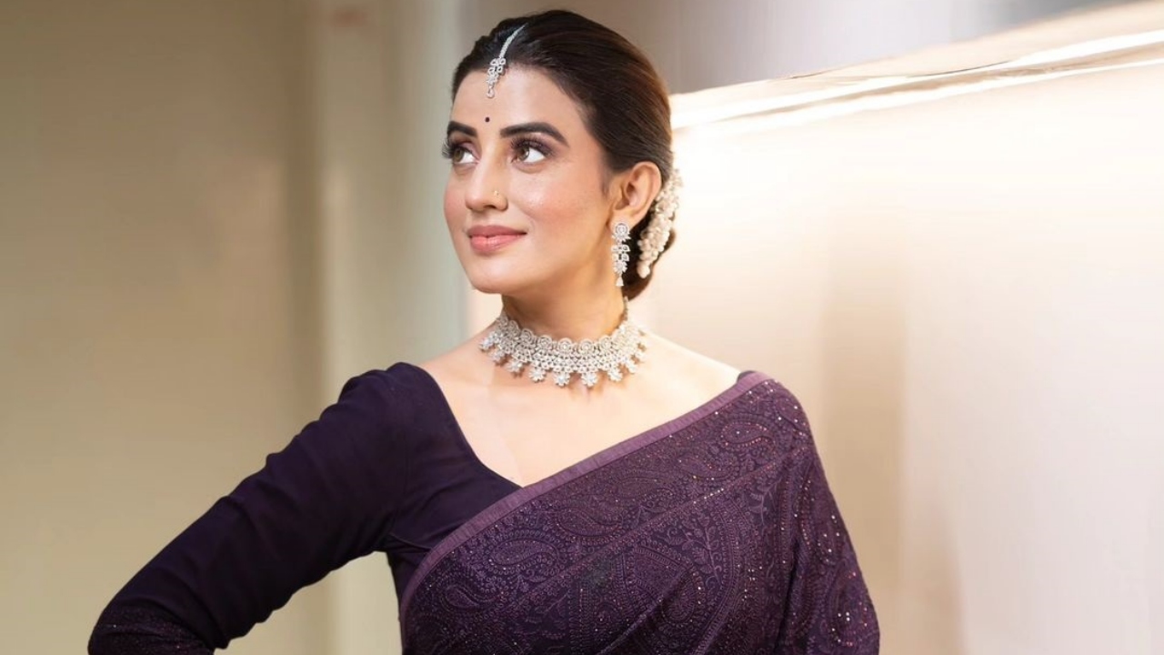 फेस्टिवल वाइब्स परोस रही है अक्षरा सिंह, देखे हसीन अंदाज