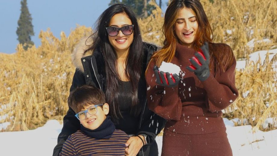 बेटी पलक तिवारी और बेटे रेयांश के साथ कश्मीर की हंसी वादियों का लुफ्त उठा रही है श्वेता तिवारी