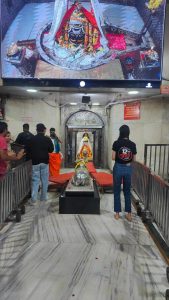 '12वीं फेल' की सफलता का जश्न मनाने और आशीर्वाद लेने विधु विनोद चोपड़ा की टीम पहुंची उज्जैन के महाकालेश्वर मंदिर 34750