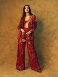 रेड ड्रेस में तड़के दार लगती है दिव्या खोसला कुमार, देखे सबूत