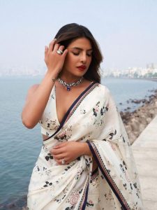 त्योहार के लिए बेस्ट ऑपशन है प्रियंका चोपड़ा का फ्लोरल साड़ी