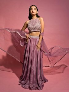 अनुष्का सेन से सीखे लहंगा स्टाइल करना!