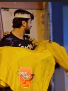 Bhagya Lakshmi: गुंडों को चकमा देकर लक्ष्मी को लेकर फरार हुआ ऋषि, घबराई मलिष्का