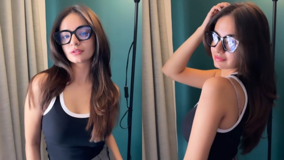 बालों के साथ खेलते हुए अनुष्का सेन दिखाई अपनी कातिलाना अदाएं, देखे वीडियो