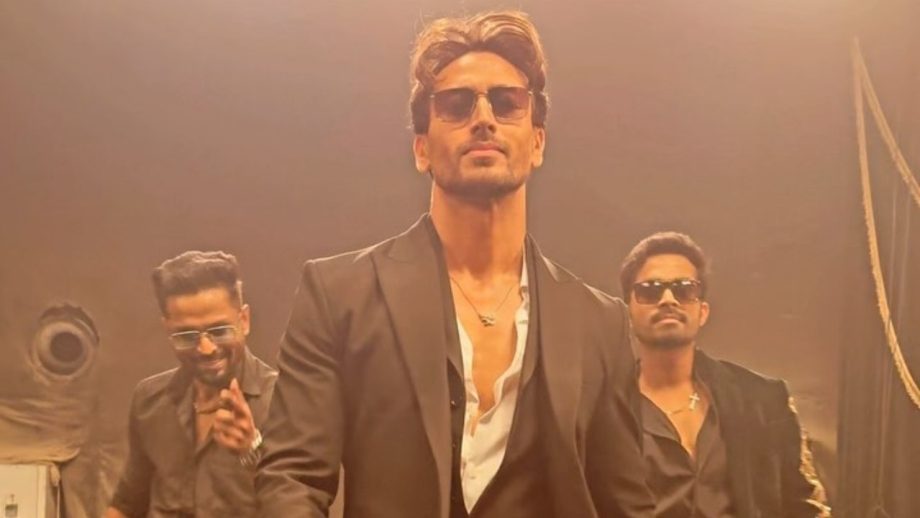 टाइगर श्रॉफ ने सिद्धार्थ आनंद की फिल्म फाइटर के गाने ‘शेर खुल गए’ पर थिरकते हुए कहा, “#फाइटर के इस नए धमाकेदार गाने पर लड़कों ने मुझे यह जैम सिखाने का फैसला किया”! टाइगर श्रॉफ ने सिद्धार्थ आनंद की फिल्म फाइटर के गाने ‘शेर खुल गए’ पर थिरकते हुए कहा, “#फाइटर के इस नए धमाकेदार गाने पर लड़कों ने मुझे यह जैम सिखाने का फैसला किया”!