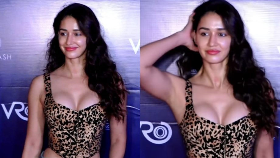 लेपर्ड प्रिंटेड डीप नेक क्रॉप टॉप और डेनिम शॉर्ट्स में दिशा पाटनी ने दिखाए मदमस्त अदाएं, देखे सबूत लेपर्ड प्रिंटेड डीप नेक क्रॉप टॉप और डेनिम शॉर्ट्स में दिशा पाटनी ने दिखाए मदमस्त अदाएं, देखे सबूत