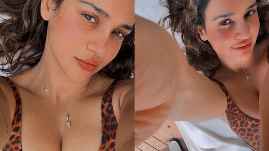 लेपर्ड प्रिंटेड बिकनी पहनकर आयशा शर्मा ने किसके साथ किया फ़्लर्ट ? जाने क्या है बात