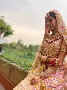 बिग बॉस गर्ल निमृत कौर अहलूवालिया के स्टाइलिश लहंगा लुक