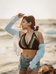 बोल्ड फोटशूट से मनीषा रानी ने दरिया किनारे बढ़ाई गर्मी