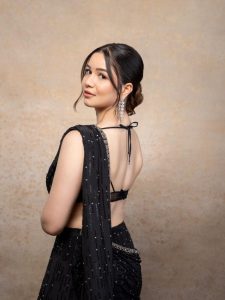 कानो में झुमके, माथे पर बिंदी और बदन पर साड़ी सजाकर सभी का दिल चुरा रही है सारा तेंदुलकर