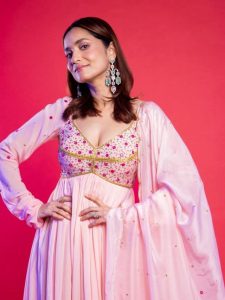 अंकिता लोखंडे के इन अनारकली सूट को करे स्टाइल और पिया के चेहरे पर लाए स्माइल