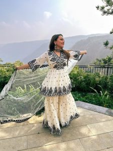 कानो में झुमका, गले में चोकर और बदन पर शरारा ड्रेस सजाकर क्या खूब लगी सोनाक्षी सिन्हा