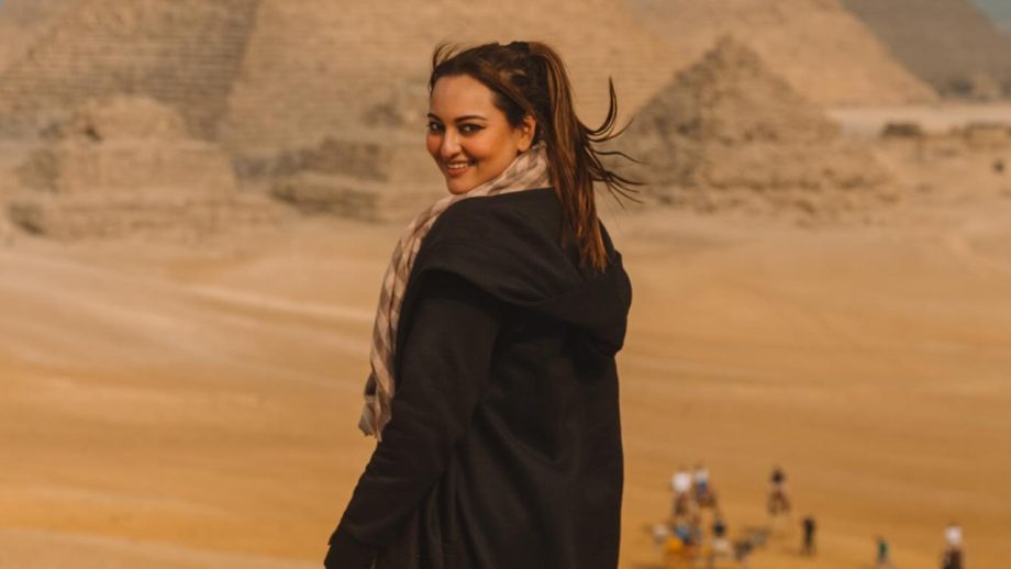 गीजा के ग्रेट पिरामिड के साथ दबंग गर्ल उर्फ सोनाक्षी सिन्हा ने दिया पोज, देखें तस्वीरें