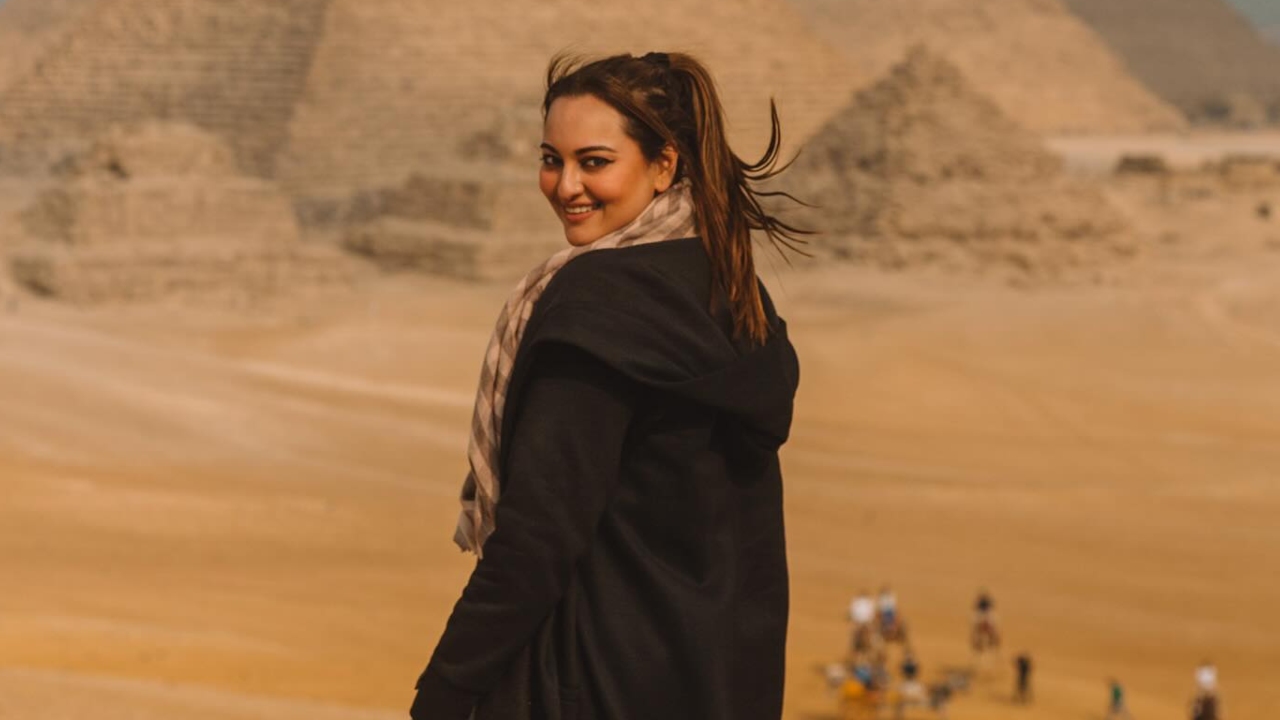 गीजा के ग्रेट पिरामिड के साथ दबंग गर्ल उर्फ सोनाक्षी सिन्हा ने दिया पोज, देखें तस्वीरें